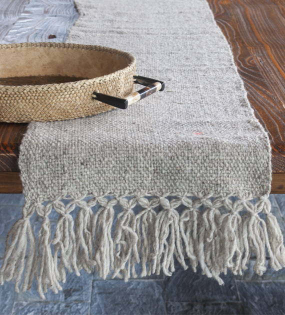 camino-de-mesa-calchaqui-gris-claro