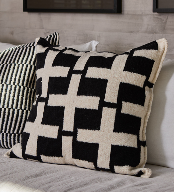 almohadon-cafayate-xl-blanco-y-negro