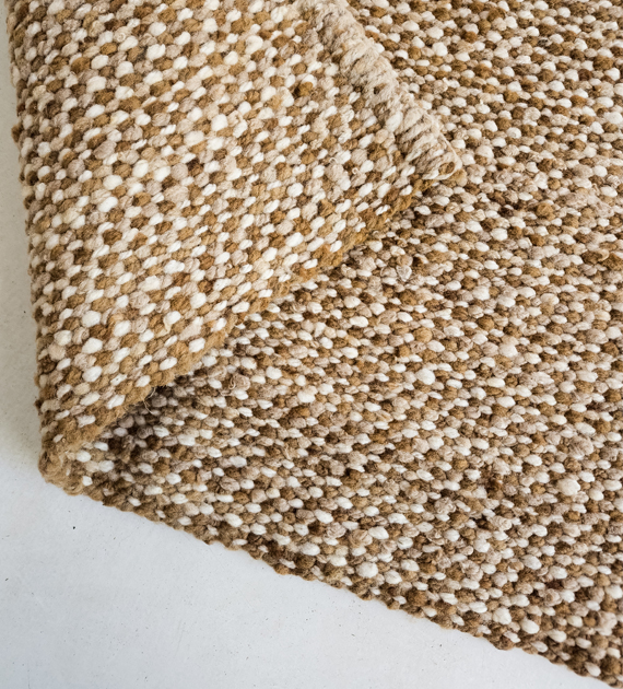 alfombra-puntitos-3-tierra-humeda-arena-nat